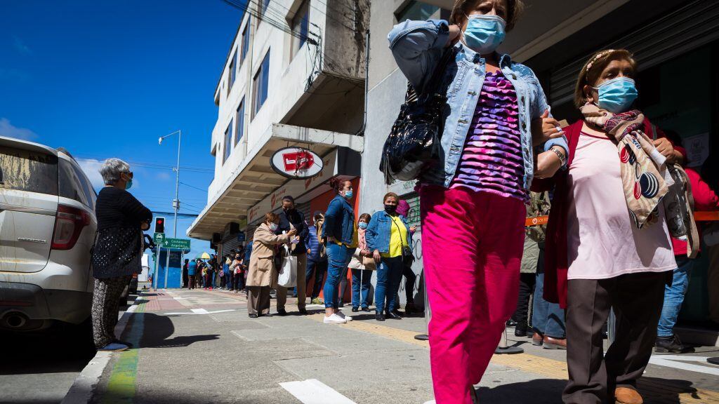 15 DE FEBRERO 2021 / PUERTO MONTTDos mujeres con mascarilla caminan por una céntrica calle de la ciudad durante cuarentena total por Covid-19
FOTO: FELIPE CONSTANZO / AGENCIUNO
