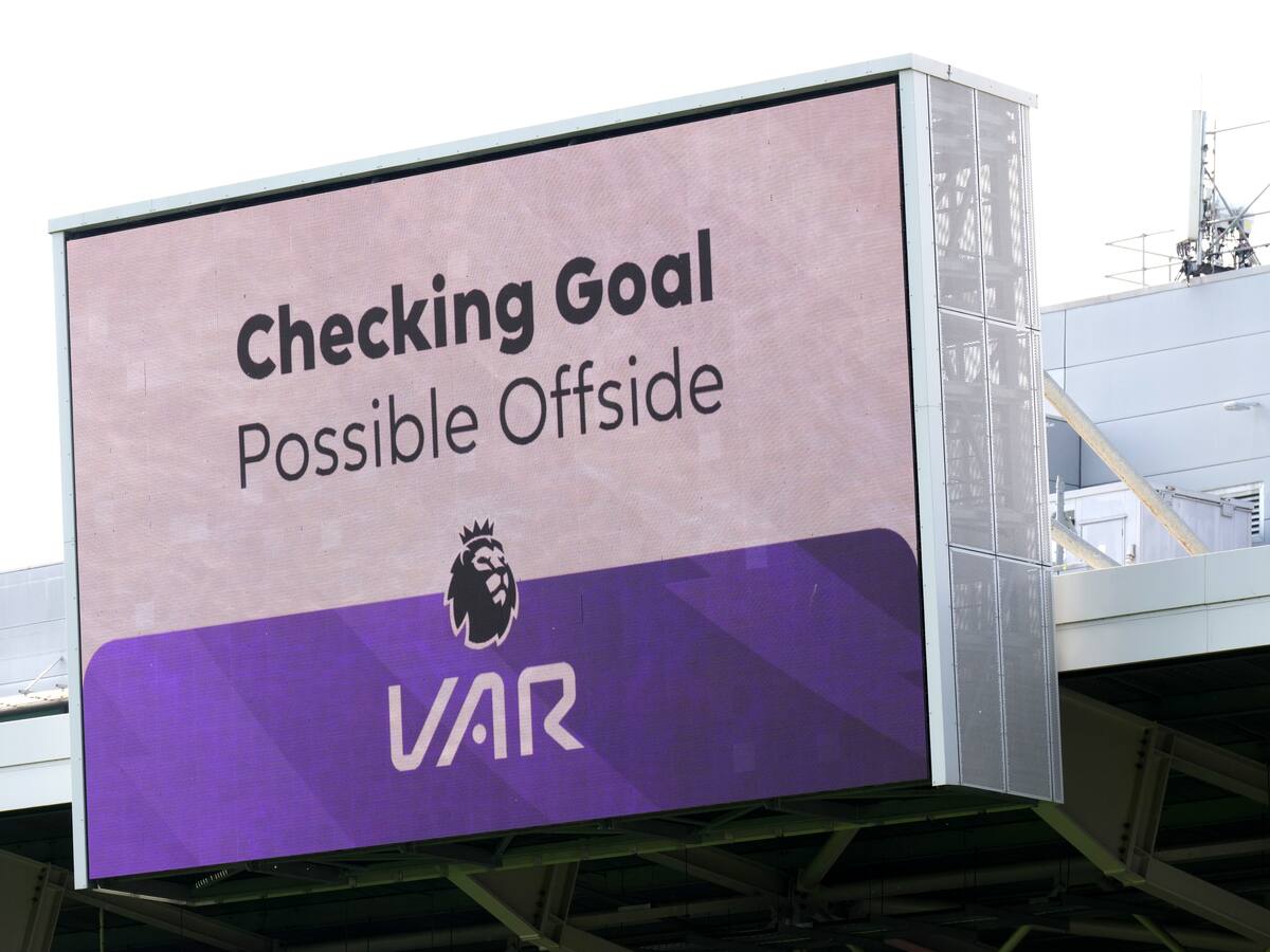 Clubes de la Premier League deciden seguir con el VAR: solo un equipo votó en contra y habrá cambios