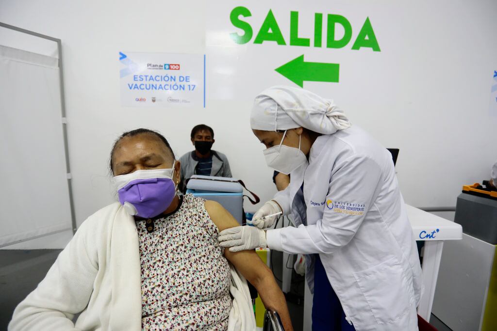 Enfermera aplica una vacuna contra el Covid-19 en Quito