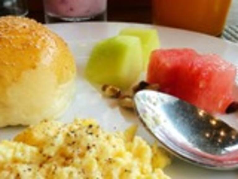 ¿Cuánto tiempo después de despertar se debe tomar desayuno?