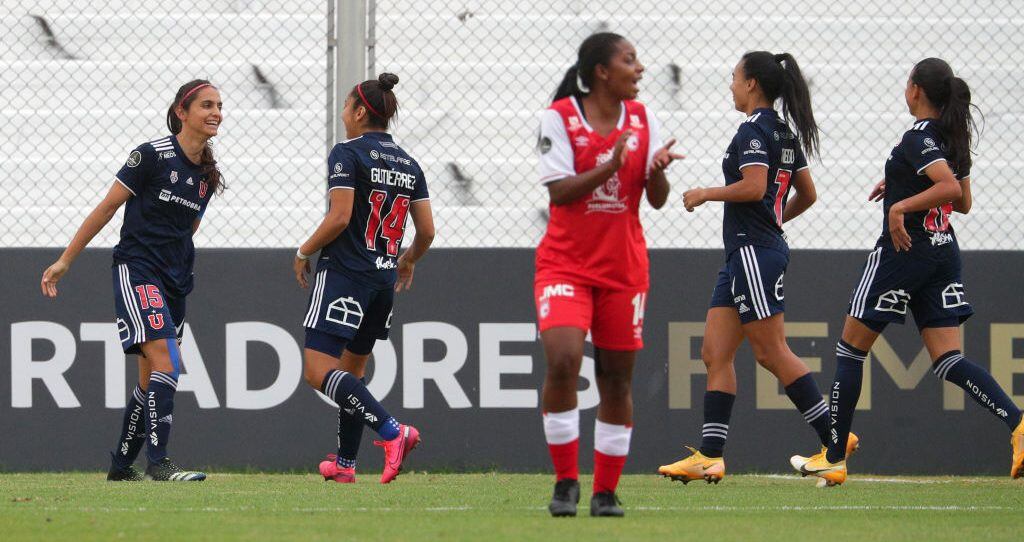 BUENOS AIRES, ARGENTINA - MARCH 15: Ana Gutierrez of Universidad de Chile celebrates with teammates after scoring the first goal of her team during a quarter final match between Universidad de Chile and Santa Fe as part of Copa CONMEBOL Libertadores Femenina 2020 at Estadio Nuevo Francisco Urbano on March 15, 2021 in Moron, Argentina. (Photo by Tato Pagano/Getty Images)