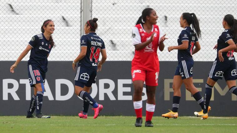 BUENOS AIRES, ARGENTINA - MARCH 15: Ana Gutierrez of Universidad de Chile celebrates with teammates after scoring the first goal of her team during a quarter final match between Universidad de Chile and Santa Fe as part of Copa CONMEBOL Libertadores Femenina 2020 at Estadio Nuevo Francisco Urbano on March 15, 2021 in Moron, Argentina. (Photo by Tato Pagano/Getty Images)
