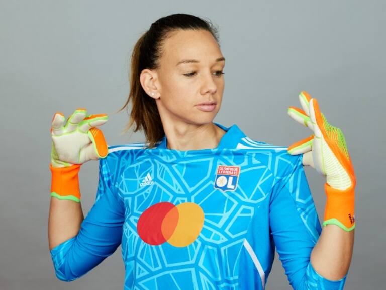 Christiane Endler compite por ser la mejor jugadora del año en los premios Globe Soccer