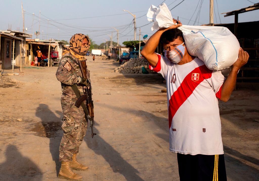 Un hombre recibe alimentos en Piura