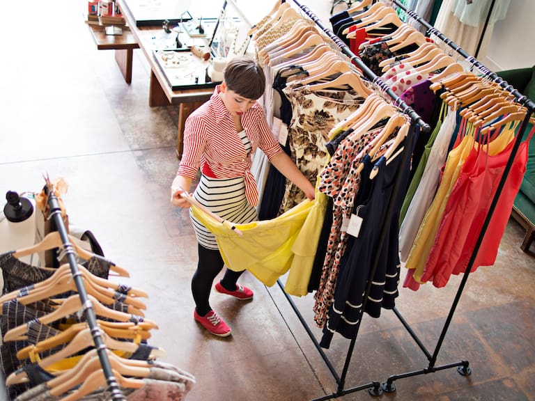 “Tops a 4.000”: cierra tienda de ropa en Chile y remata todo con hasta 70% de descuento