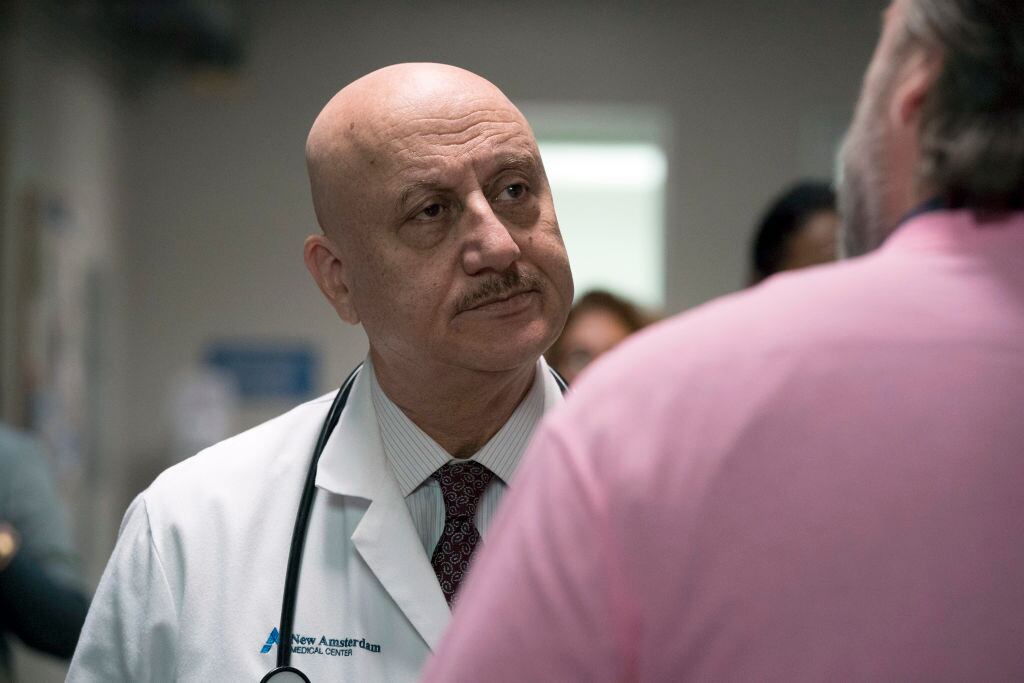 Anupam Kher interpretando al Dr. Vijay Kapoor