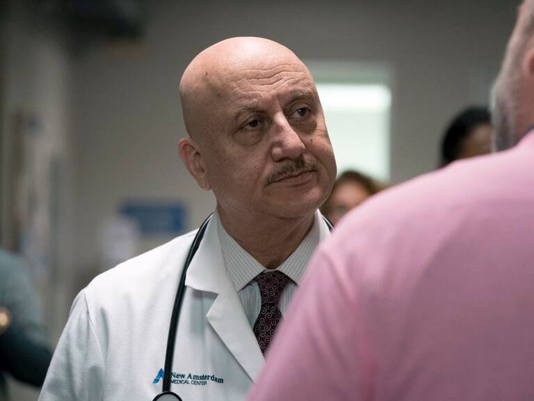 Anupam Kher interpretando al Dr. Vijay Kapoor