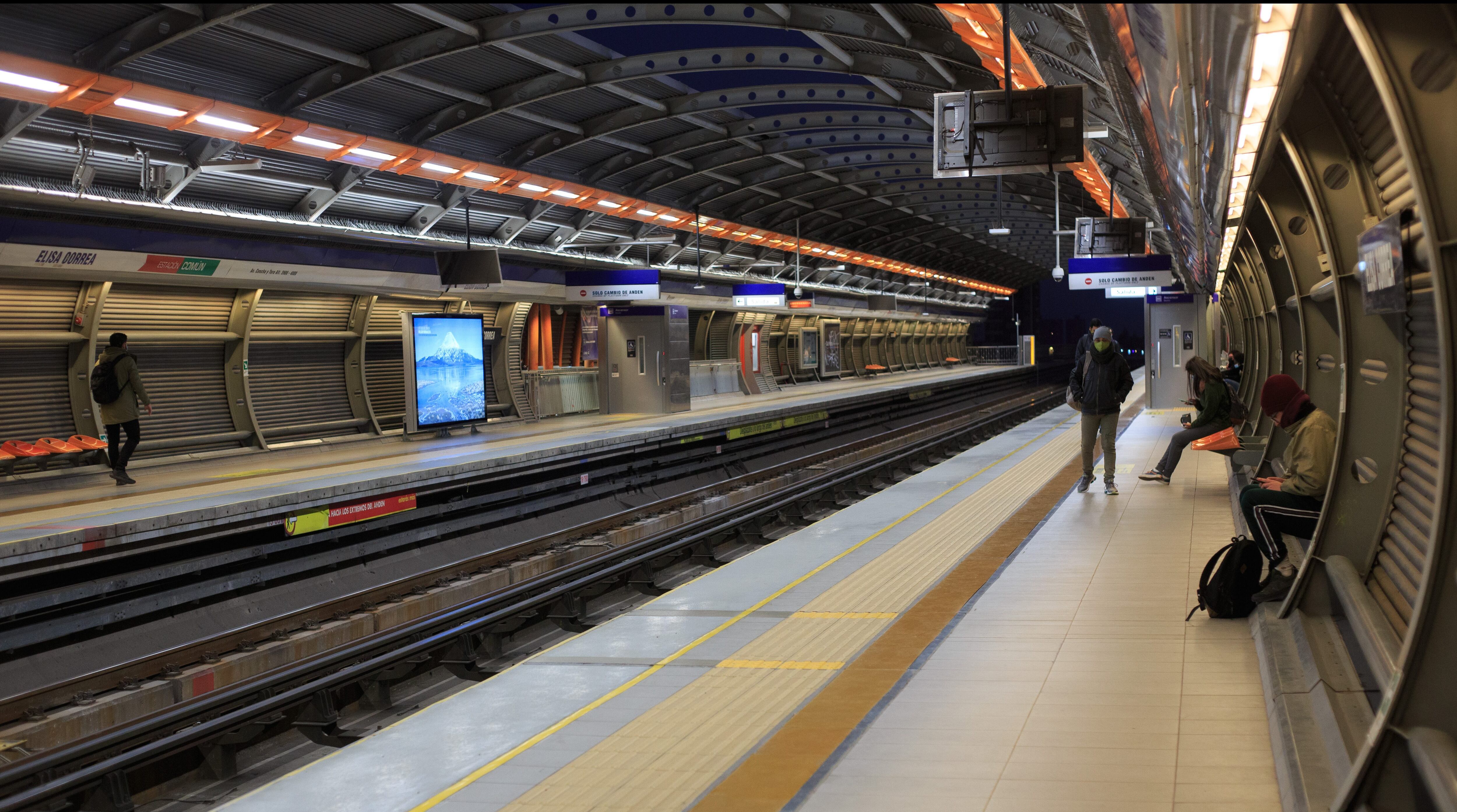 Metro de Santiago: La verdad detrás de la colorida iluminación en una de sus estaciones