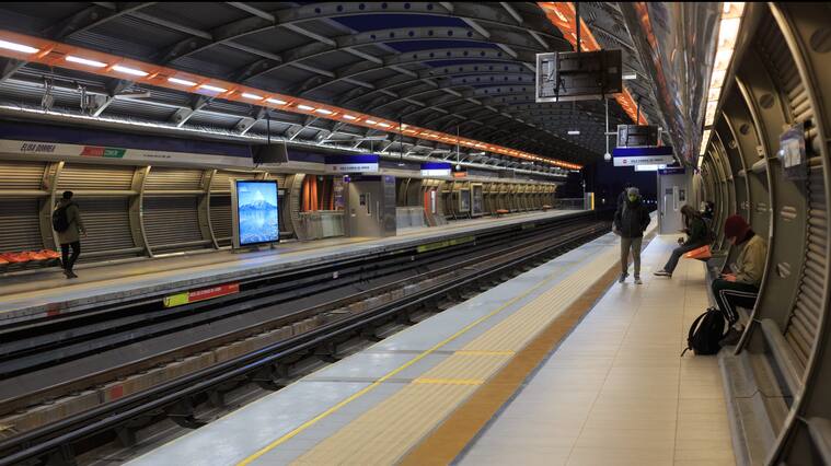 Metro de Santiago: La verdad detrás de la colorida iluminación en una de sus estaciones