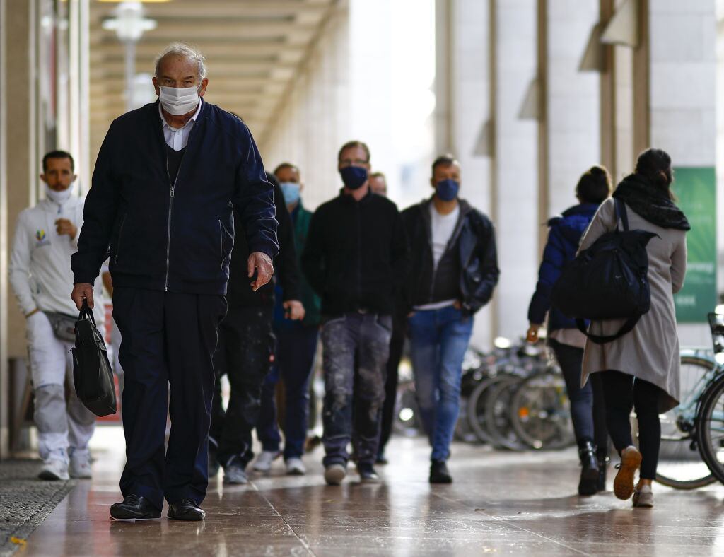 Ciudadanos usan mascarillas en Berlín