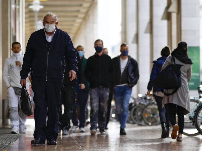 Ciudadanos usan mascarillas en Berlín