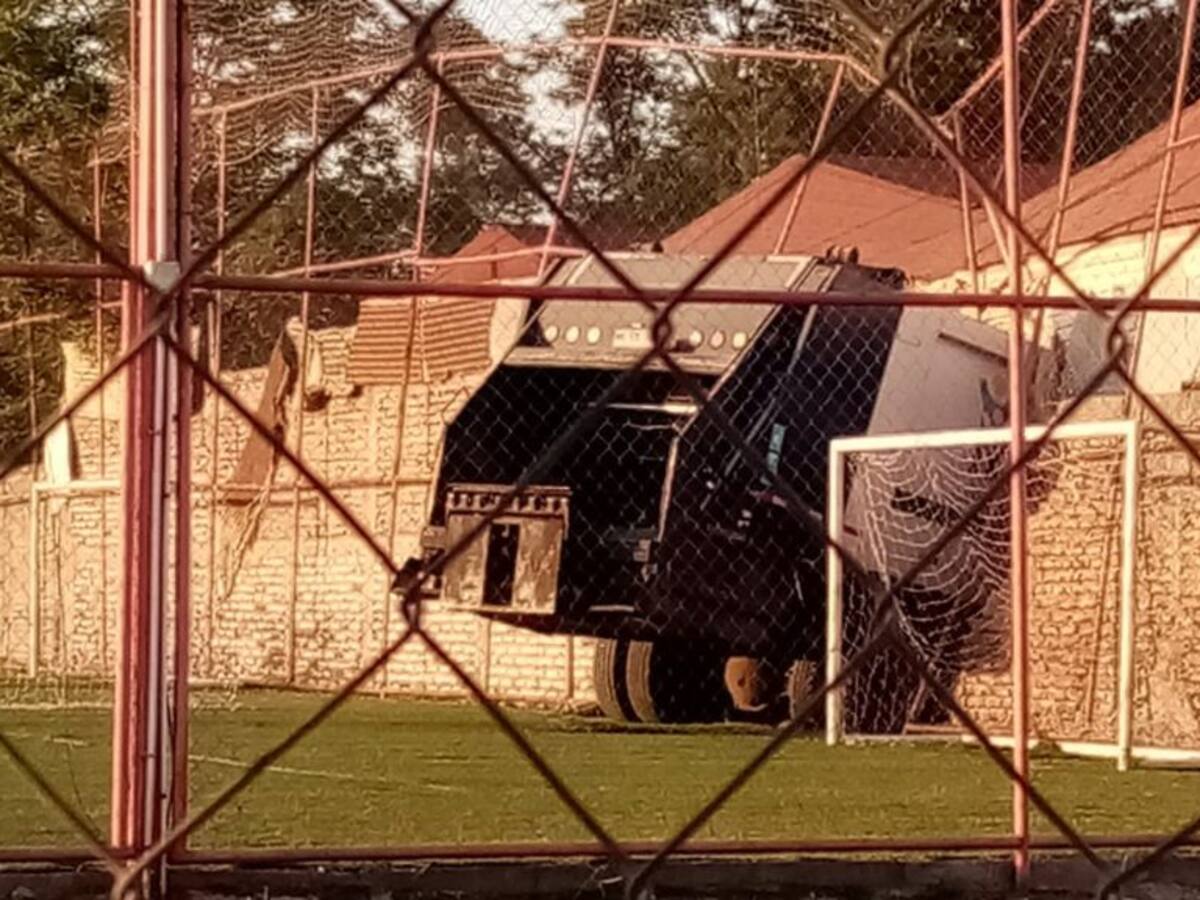 La Pintana: camión recolector de basura choca con pared y queda incrustado en motel