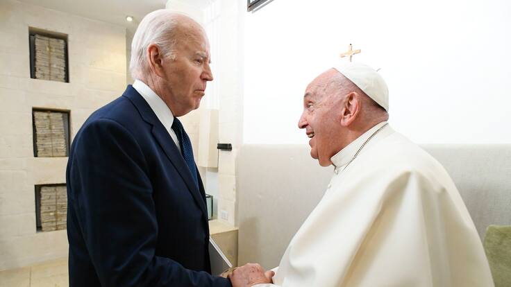 Así fue el curioso y peculiar saludo de Joe Biden con el Papa Francisco en la cumbre G7 en Italia