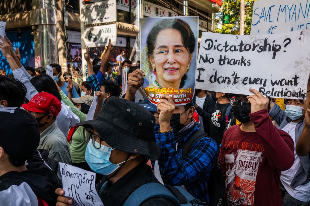 Ciudadanos de Myanmar piden la libertad de la mandataria electa Aung San Suu Kyi