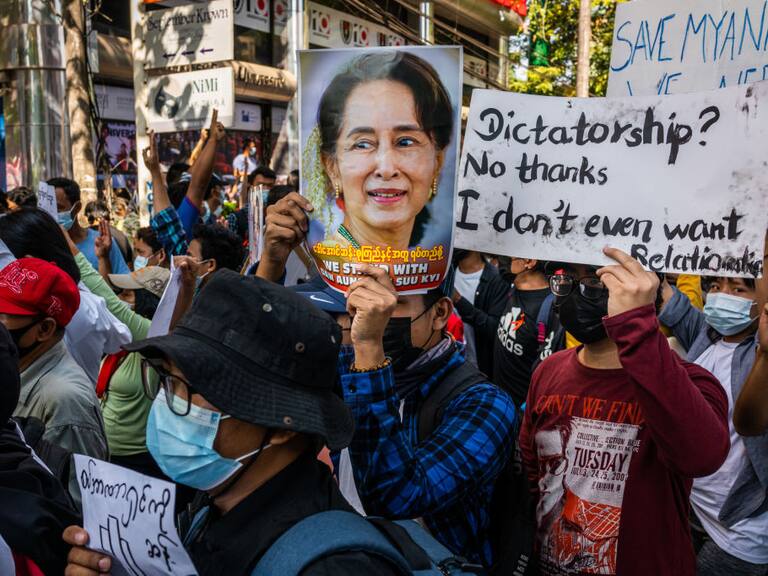 Ciudadanos de Myanmar piden la libertad de la mandataria electa Aung San Suu Kyi