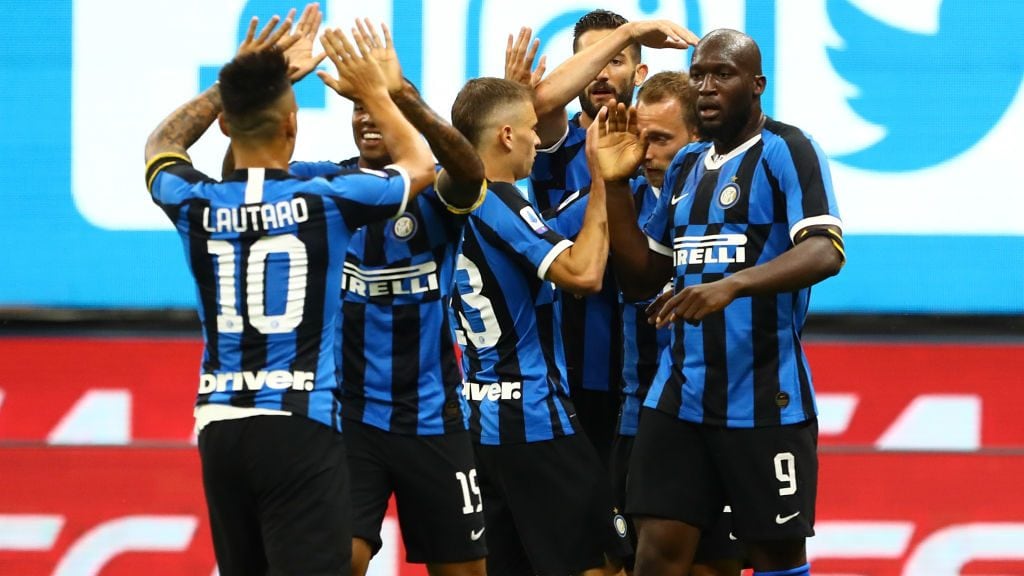 MILAN, ITALY - JUNE 21: Romelu Lukaku of FC Internazionale celebrates with team matesafter scoring the opening goal during the Serie A match between FC Internazionale and UC Sampdoria at Stadio Giuseppe Meazza on June 21, 2020 in Milan, Italy. (Photo by Marco Luzzani - Inter/Inter via Getty Images )
