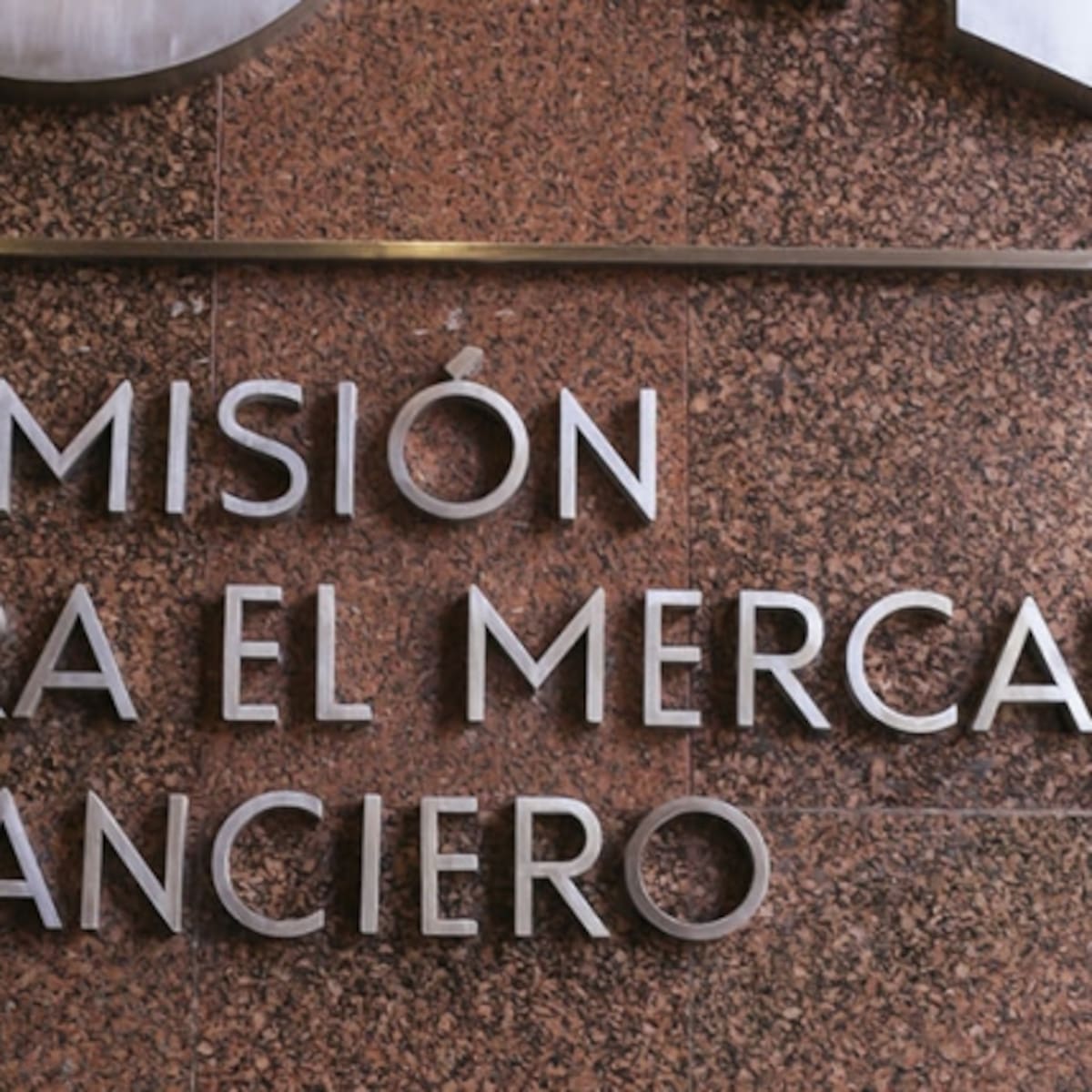 Eventuales práctica extorsivas y usura: CMF presenta denuncia contra dos aplicaciones de préstamos no fiscalizadas