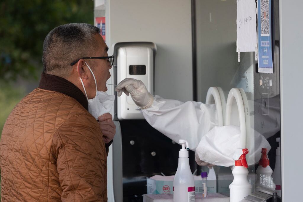 Hombre se realiza un test para detectar el covid-19 en Shanghai