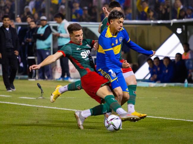 Exequiel "Changuito" Zeballos de Boca Juniors recibe criminal patada y deja la cancha entre lágrimas durante el duelo contra Agropecuario