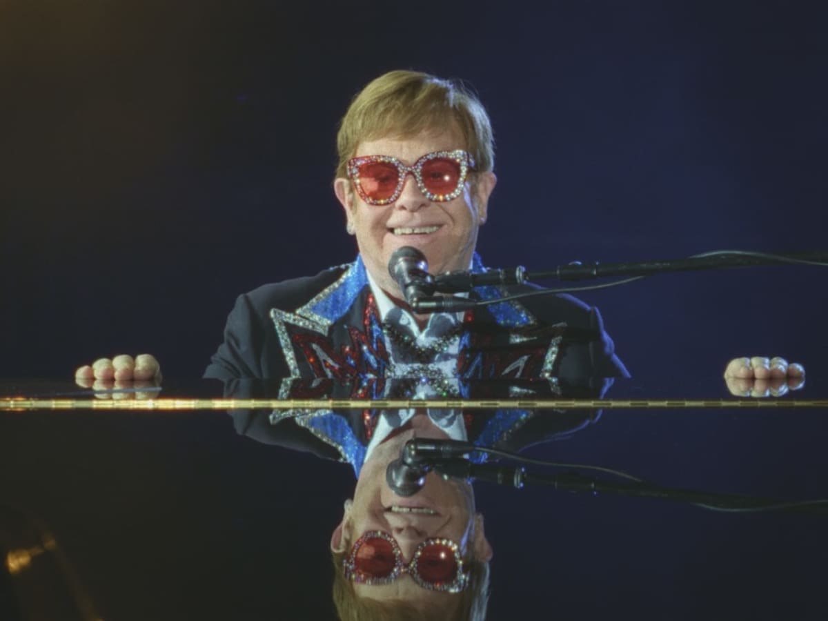 Elton John desnuda su vida y carrera en el documental “Never Too Late” de Disney+