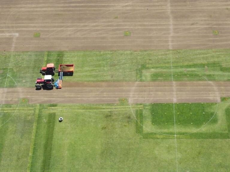 Blanco y Negro explica los trabajos en la cancha del Estadio Moumental: "Esperamos tenerla lista en febrero del 2023"