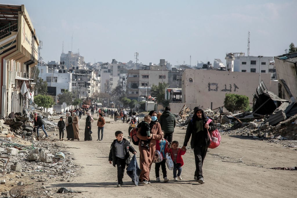 Familias palestinas huyen de los ataques aéreos de las fuerzas armadas de Israel sobre la Franja de Gaza.
