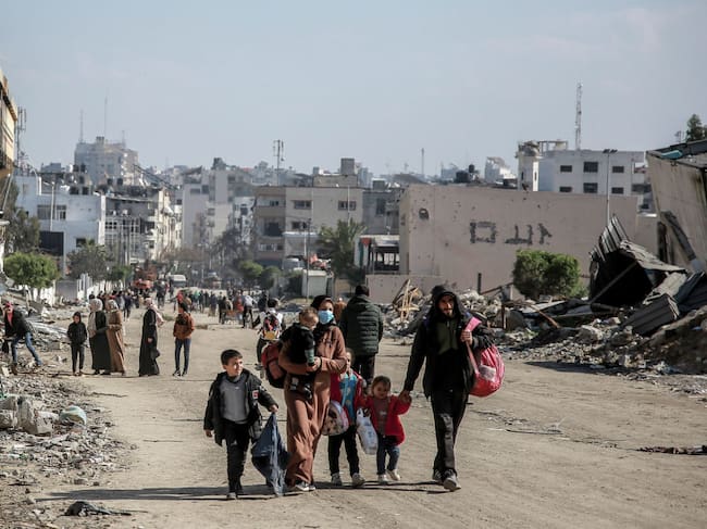 Familias palestinas huyen de los ataques aéreos de las fuerzas armadas de Israel sobre la Franja de Gaza.