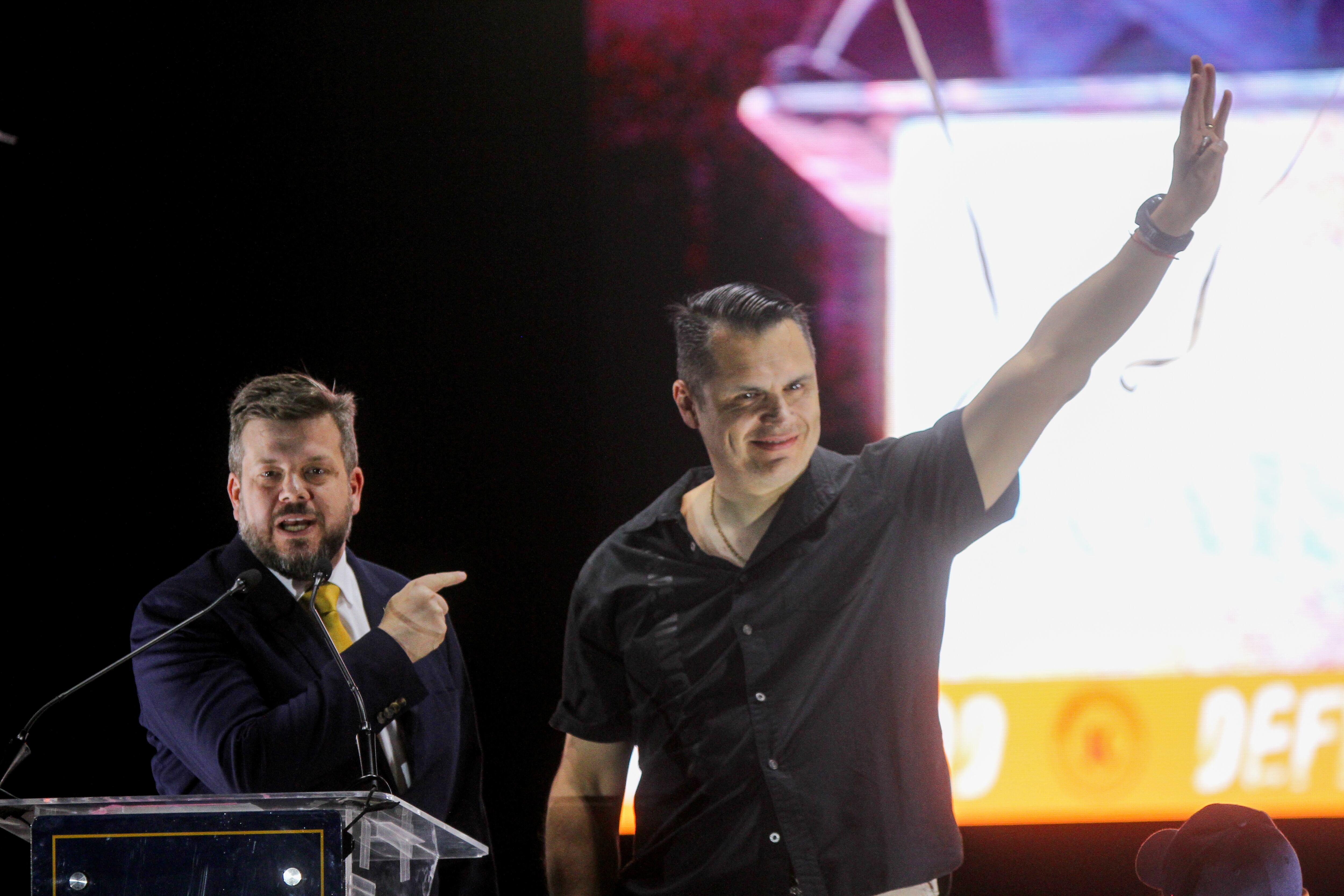 12 de noviembre de 2025/PROVIDENCIA
El candidato presidencial Johannes Kaiser junto a Claudio Crespo, teniente coronel en retiro e imputado por dejar ciego a Gustavo Gatica, realiza su discurso en el cierre de su campaña, en la comuna de Providencia.
FOTO: HANS SCOTT/AGENCIAUNO