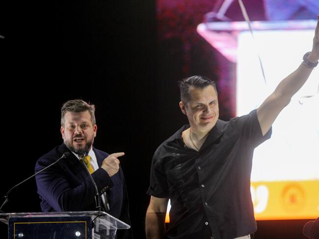 12 de noviembre de 2025/PROVIDENCIA
El candidato presidencial Johannes Kaiser junto a Claudio Crespo, teniente coronel en retiro e imputado por dejar ciego a Gustavo Gatica, realiza su discurso en el cierre de su campaña, en la comuna de Providencia.
FOTO: HANS SCOTT/AGENCIAUNO