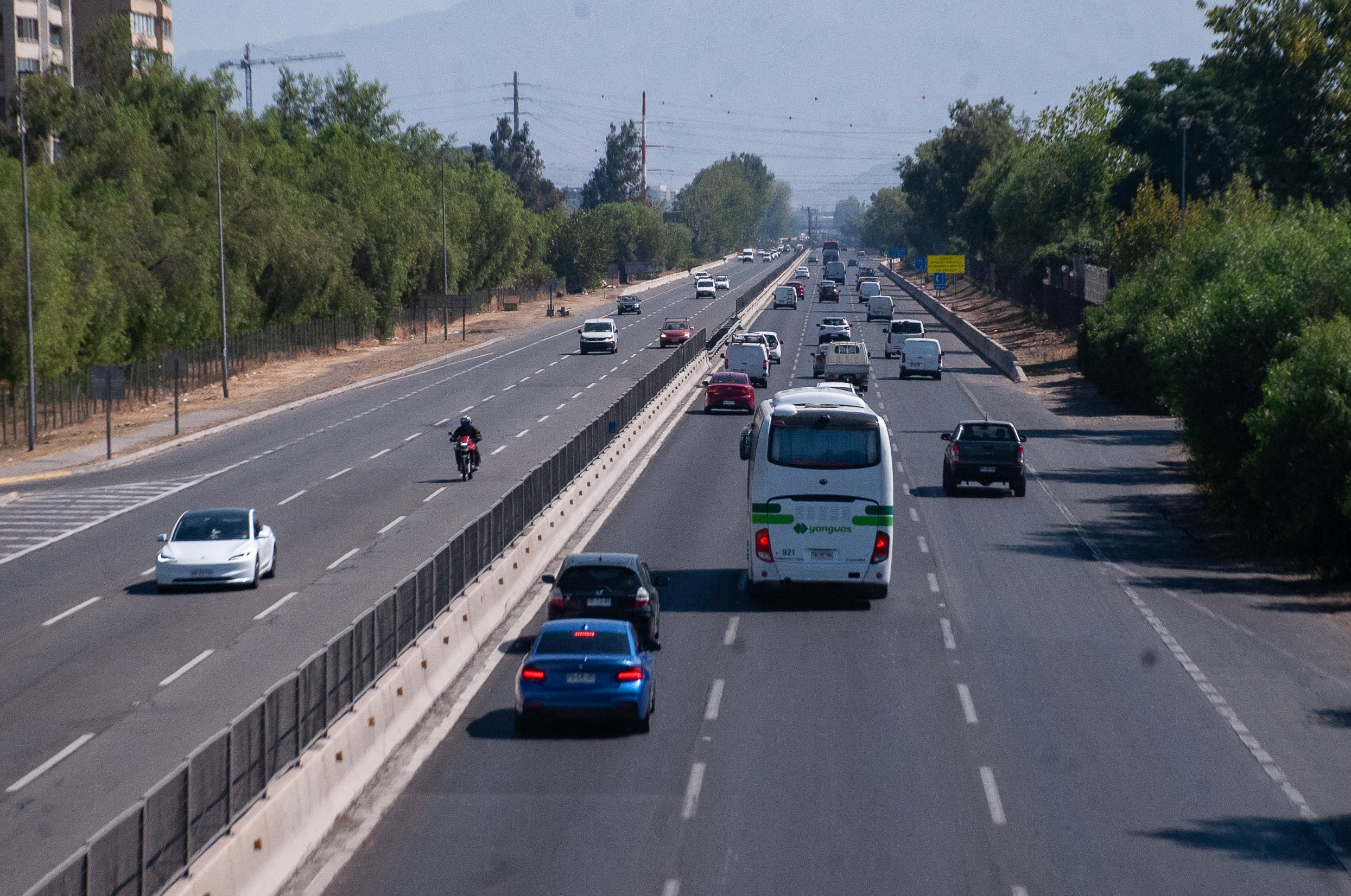 02 DE ABRIL DEL 2026 / SANTIAGOAlto flujo vehicular se registra a la altura de la Pasarela Pajaritos y la estación de Metro del mismo nombre, en la comuna de Estación Central, en el marco del fin de semana largo por Semana Santa. El sector, cercano al terminal de buses Pajaritos y a la salida hacia la Ruta 68, concentra el desplazamiento de vehículos que abandonan la capital.
FOTO: VICTOR HUENANTE / AGENCIAUNO