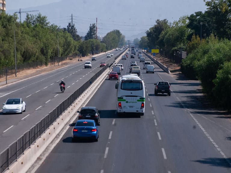 02 DE ABRIL DEL 2026 / SANTIAGO
Alto flujo vehicular se registra a la altura de la Pasarela Pajaritos y la estación de Metro del mismo nombre, en la comuna de Estación Central, en el marco del fin de semana largo por Semana Santa. El sector, cercano al terminal de buses Pajaritos y a la salida hacia la Ruta 68, concentra el desplazamiento de vehículos que abandonan la capital.
FOTO: VICTOR HUENANTE / AGENCIAUNO