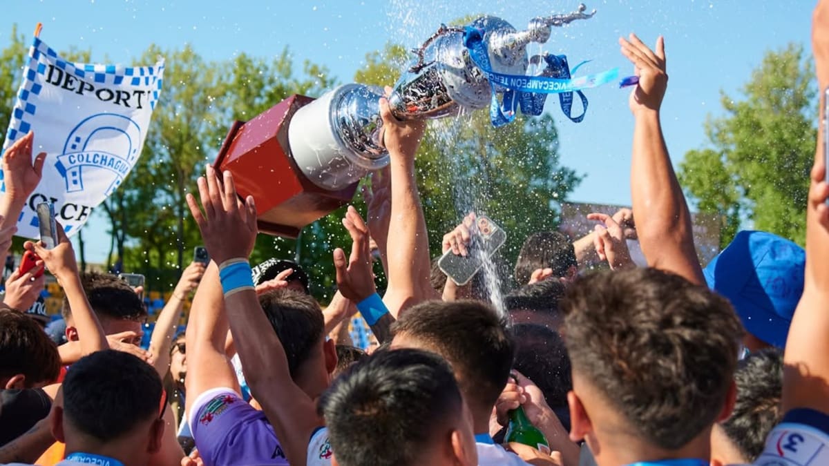 Se formó en la U, fue a un Mundial y ahora celebra un ascenso en el fútbol chileno: “Estoy en un equipo con historia y mística”