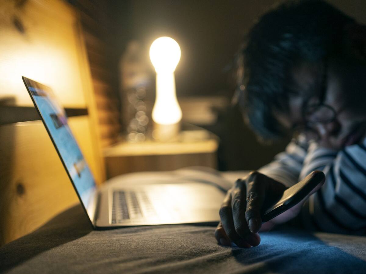 Estudio reveló que comer tarde y dormirse de madrugada influye negativamente en el peso