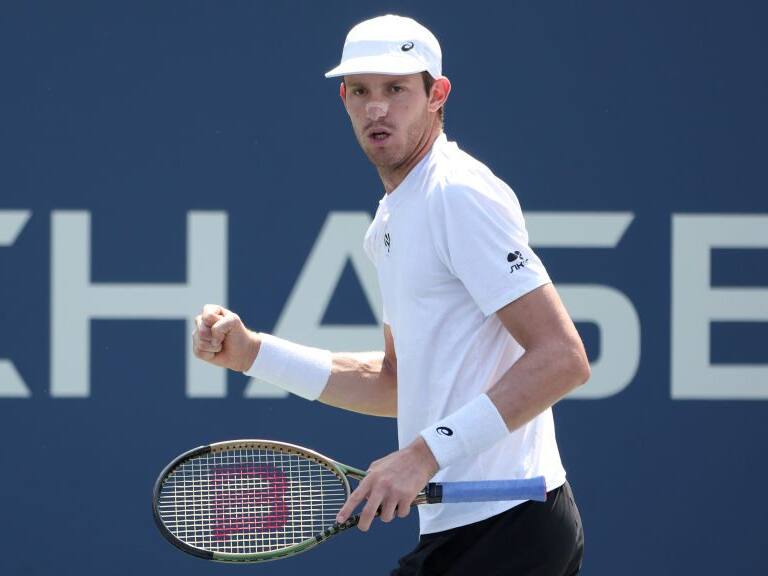 Nicolás Jarry derrotó a Aziz Dougaz y quedó a un partido del cuadro principal del ATP de Nápoles