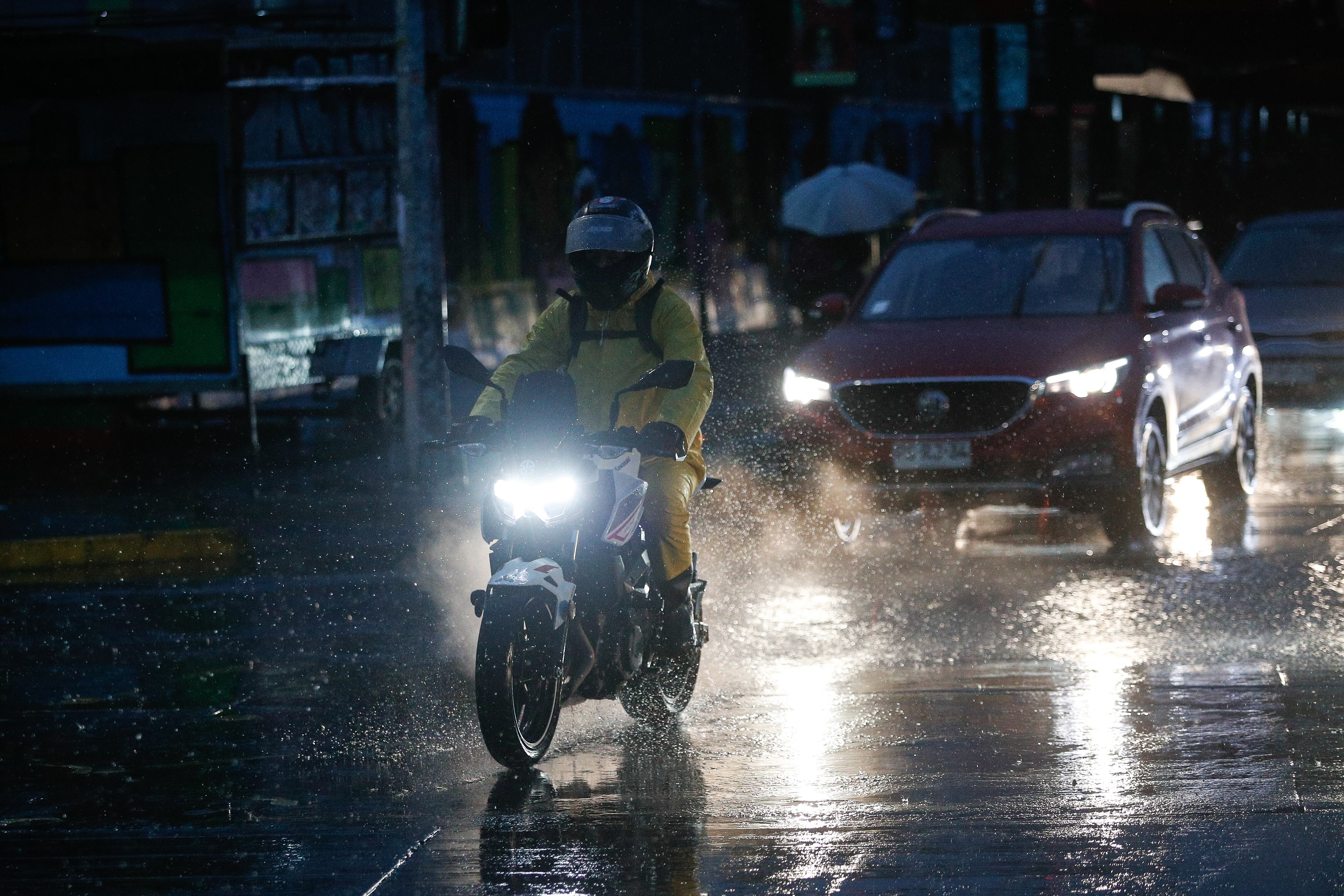 Cinco recomendaciones clave para conducir una motocicleta bajo la lluvia