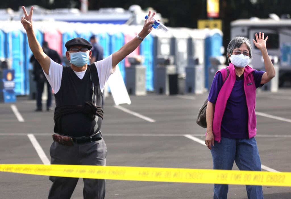 Personas que recibieron la vacuna contra el Covid-19 en Disneyland California / Getty Images.