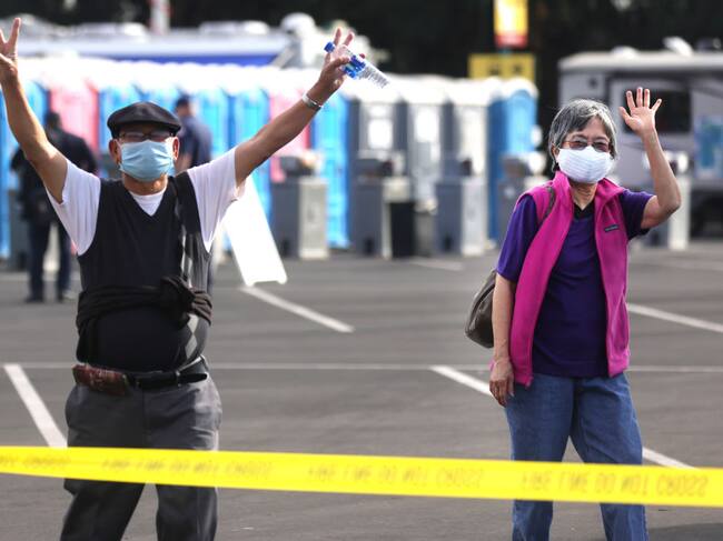 Personas que recibieron la vacuna contra el Covid-19 en Disneyland California / Getty Images.
