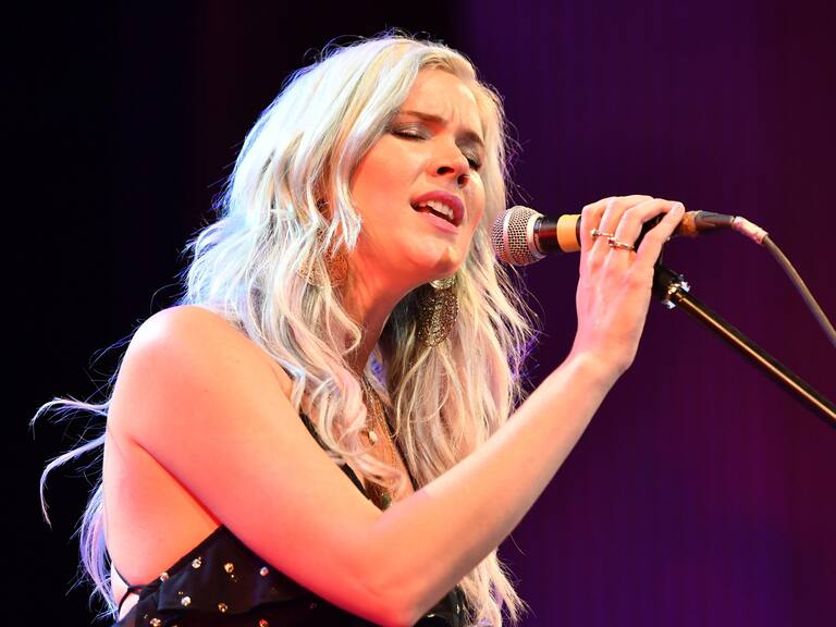 Joss Stone lanzó «Walk With Me», su primera canción en tres años