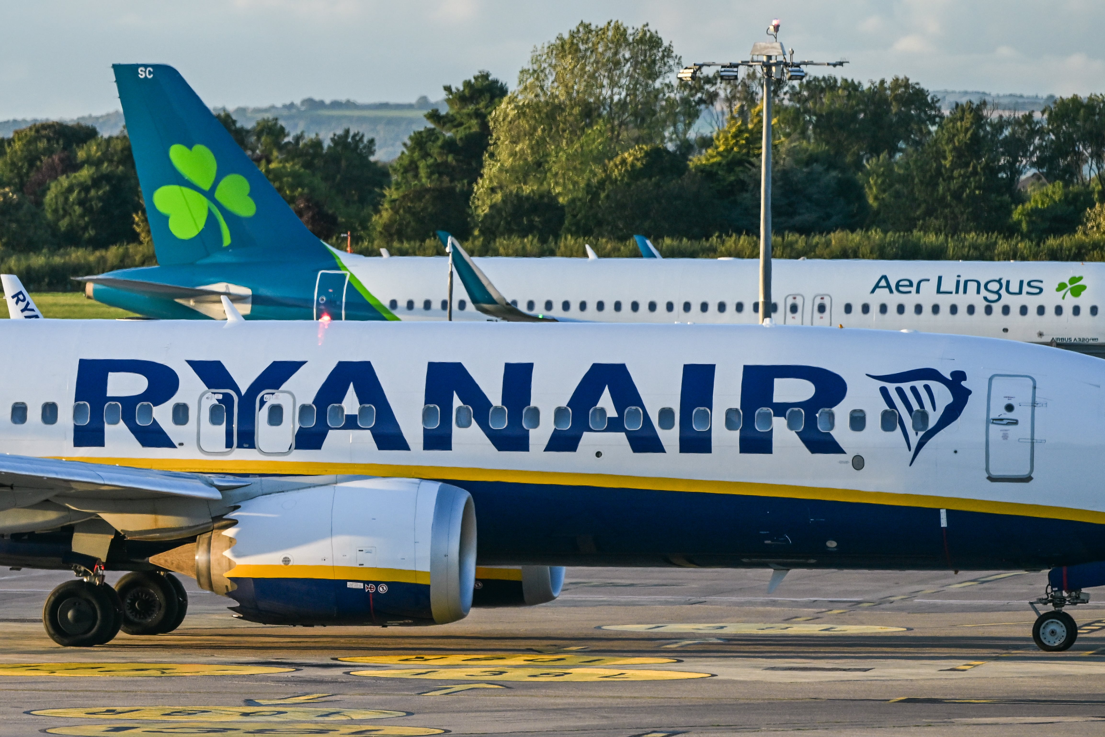 “Nosotros si voláramos a Chile”: La aerolínea internacional que se sumó a la ola de memes por la particular forma del país
