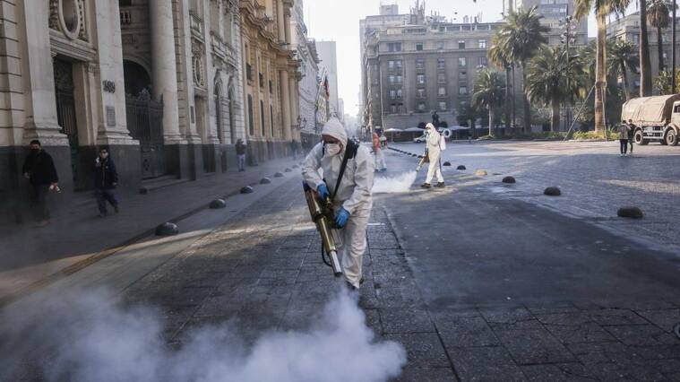 16 de agosto del 2020/SANTIAGO en el marco de la preparación de Santiago por la entrada a la etapa de Transición del Plan Paso a Paso, se realiza un operativo de sanitización con innovador desinfectante a base de nanopartículas de cobre chileno de alta calidad, desarrollado y donado por el laboratorio nacional Aintech, que se aplicará en todas las calles y paseos de la comuna.
FOTO: SEBASTIAN BELTRAN GAETE/AGENCIAUNO