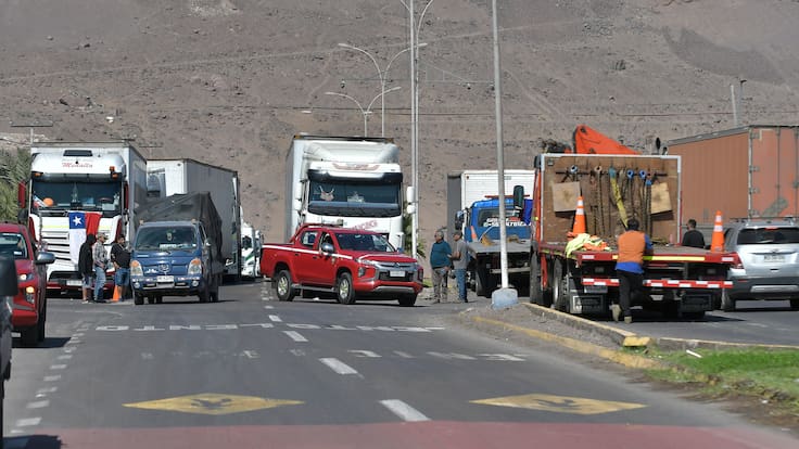 Por alza de las bencinas: gremio de camioneros anuncia paralización en Tarapacá y evalúan bloqueos de carreteras