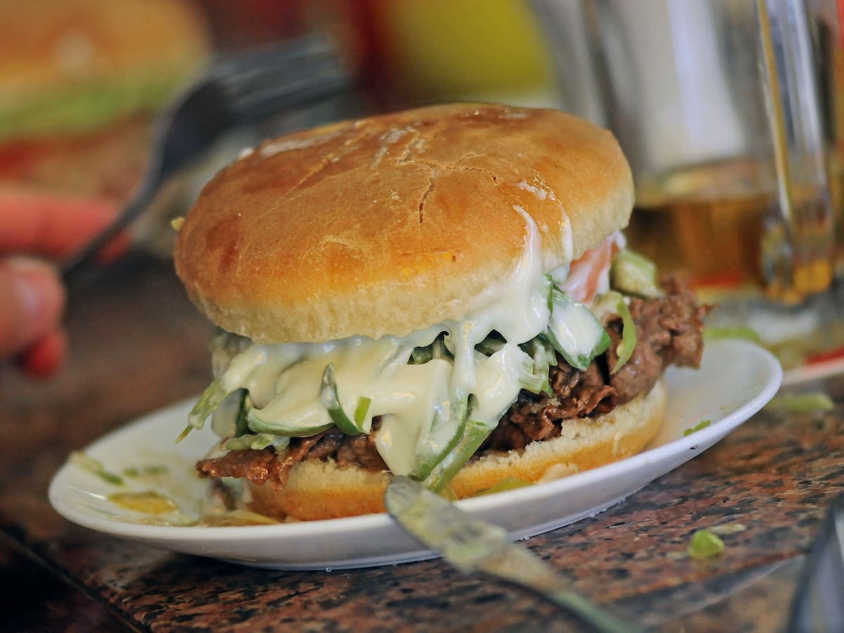 Churrasco chileno conquista ranking mundial y se instala entre los mejores sándwiches del planeta