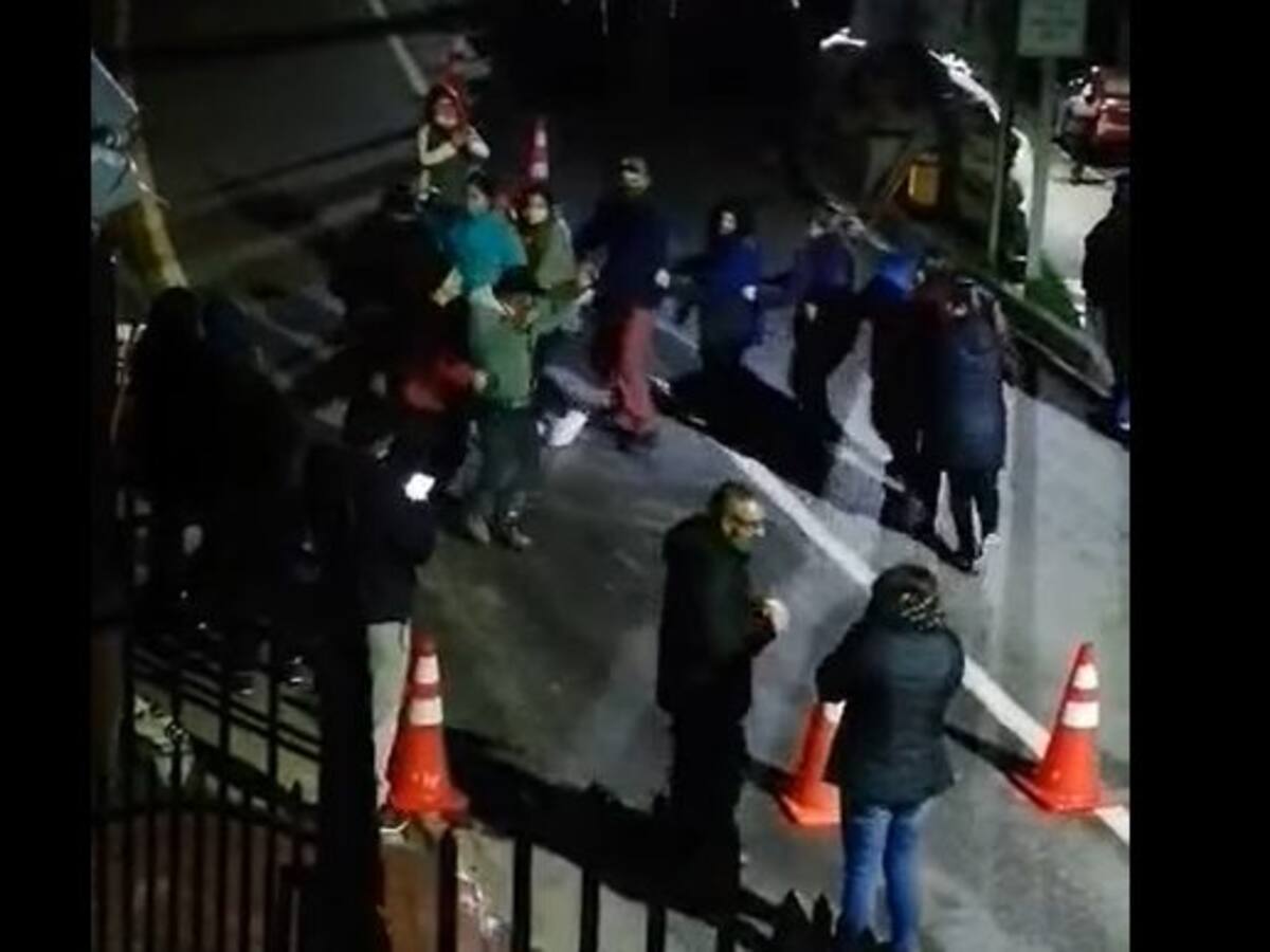 Biobío: Grupo de personas realizó improvisada fiesta en plena vía pública en Caleta Tumbes