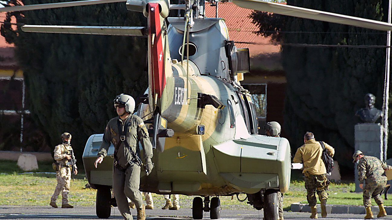 14 DE OCTUBRE DE 2021 / TEMUCO General Lionel Curti llaga en helicóptero junto a Pablo Urquízar encargado de seguridad zona macro zona sur. a regimiento Tucapel de Temuco por estado de excepción.
FOTO: HECTOR ANDRADE/ AGENCIAUNO