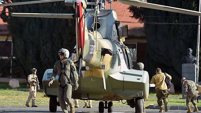 14 DE OCTUBRE DE 2021 / TEMUCO General Lionel Curti llaga en helicóptero junto a Pablo Urquízar encargado de seguridad zona macro zona sur. a regimiento Tucapel de Temuco por estado de excepción.
FOTO: HECTOR ANDRADE/ AGENCIAUNO