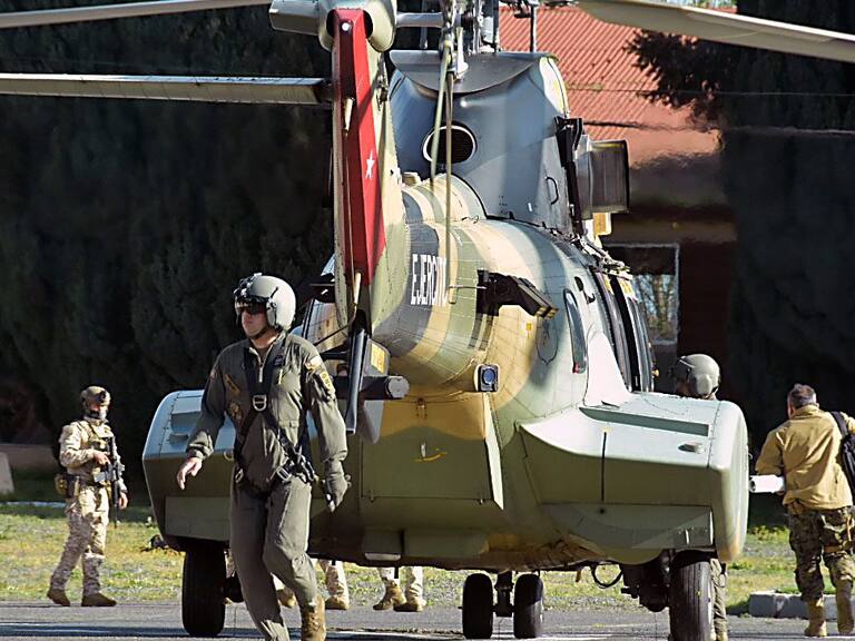 14 DE OCTUBRE DE 2021 / TEMUCO General Lionel Curti llaga en helicóptero junto a Pablo Urquízar encargado de seguridad zona macro zona sur. a regimiento Tucapel de Temuco por estado de excepción.
FOTO: HECTOR ANDRADE/ AGENCIAUNO