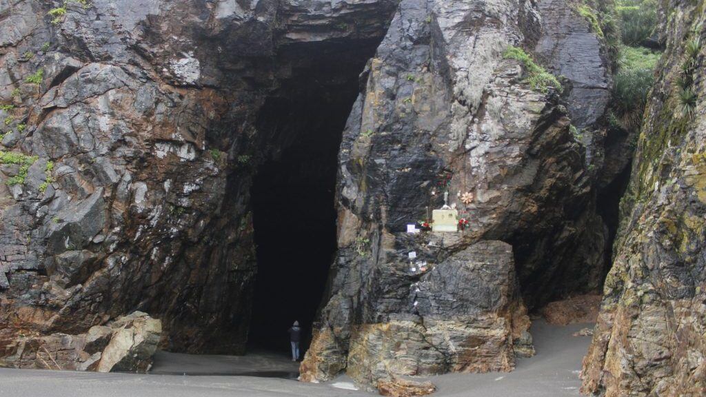 12 de septiembre 2021/COBQUECURABúsqueda de los  turistas arrastrados por mar tras ingresar a caverna en Cobquecura
FOTO: JOSE CAMPOS / AGENCIA UNO