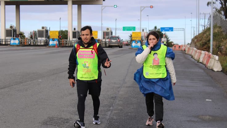 Para pedir ayuda médica para su hijo: madre cumple una semana caminando desde Ancud a La Moneda 