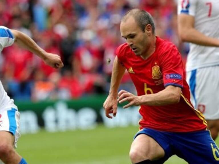 Andrés Iniesta volvió a disfrazarse de Oliver Atom en la Euro