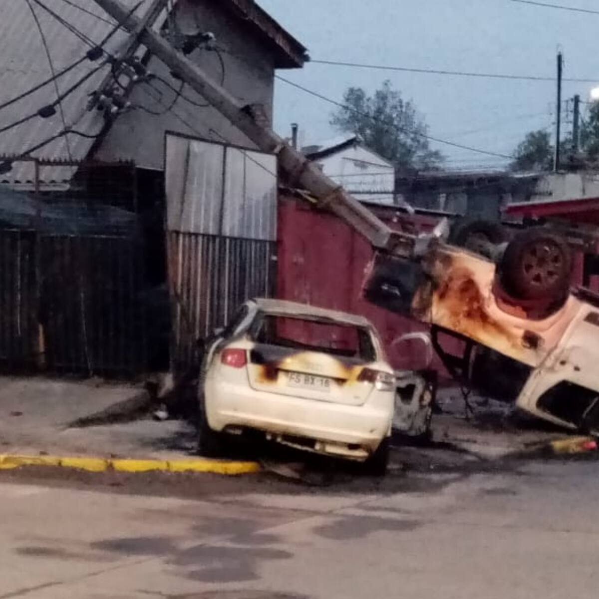 Evadió fiscalización y terminó incendiado: auto protagoniza violento choque que dejó un poste derribado en La Florida